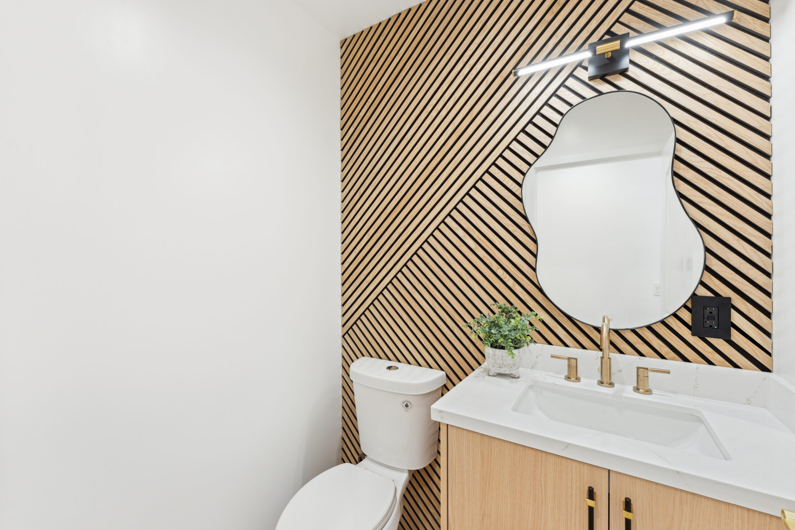 Powder room By WM Construction